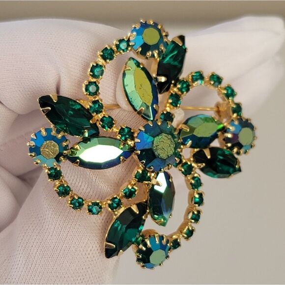 Vintage Brooch Gold Tone Emerald Green Crystals Brooch #506 - Picture 4 of 16